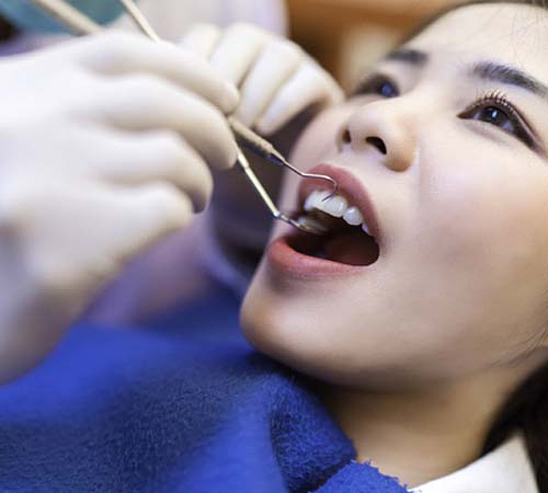 Dentist in Houston performing dental checkup 