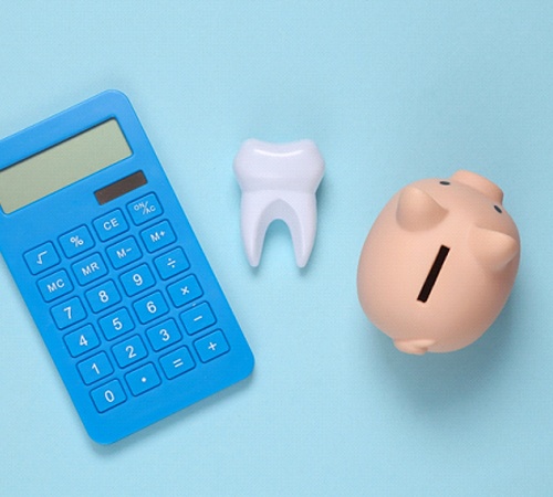 calculator, tooth, piggy bank for Invisalign in Houston 